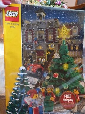 Lego holiday 2009 Lego Green Christmas Tree with Red Ornaments and Yellow Star